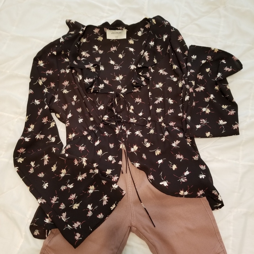 Last 1  Black floral print top w/tie closure - Picture 4 of 6